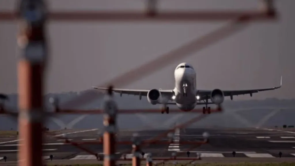 Alliance Air Flight from Prayagraj Makes Safe Emergency Landing in Delhi After Engine Issue